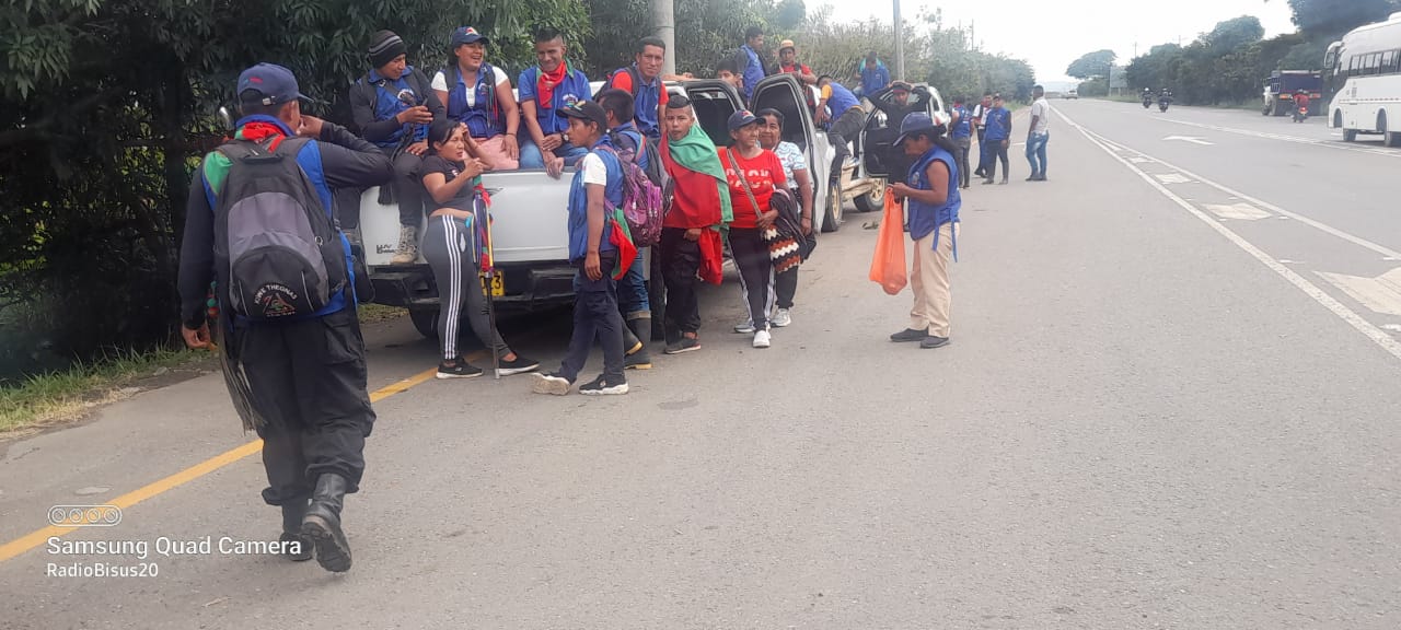 Caravana de la guardia indígena espera el cuerpo de Albeiro Camayo en Villa Rica