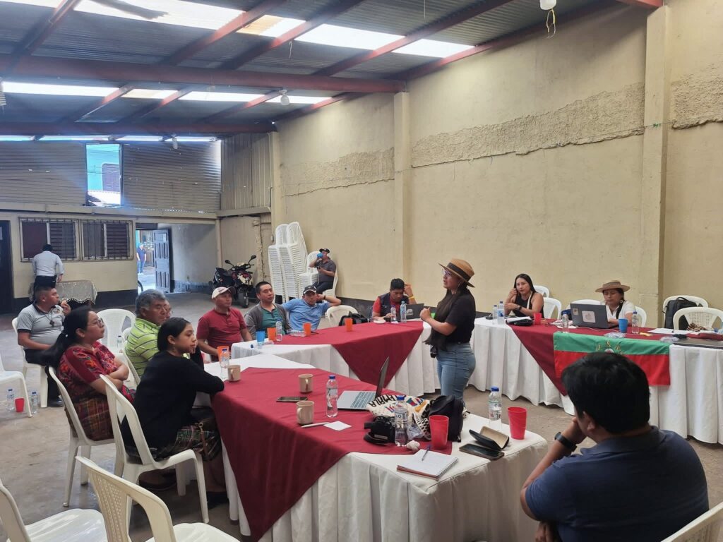 Exposición del proceso de comunicaciones Radio Nasa 102.7 fm en Radio San Juan, Comalapa.